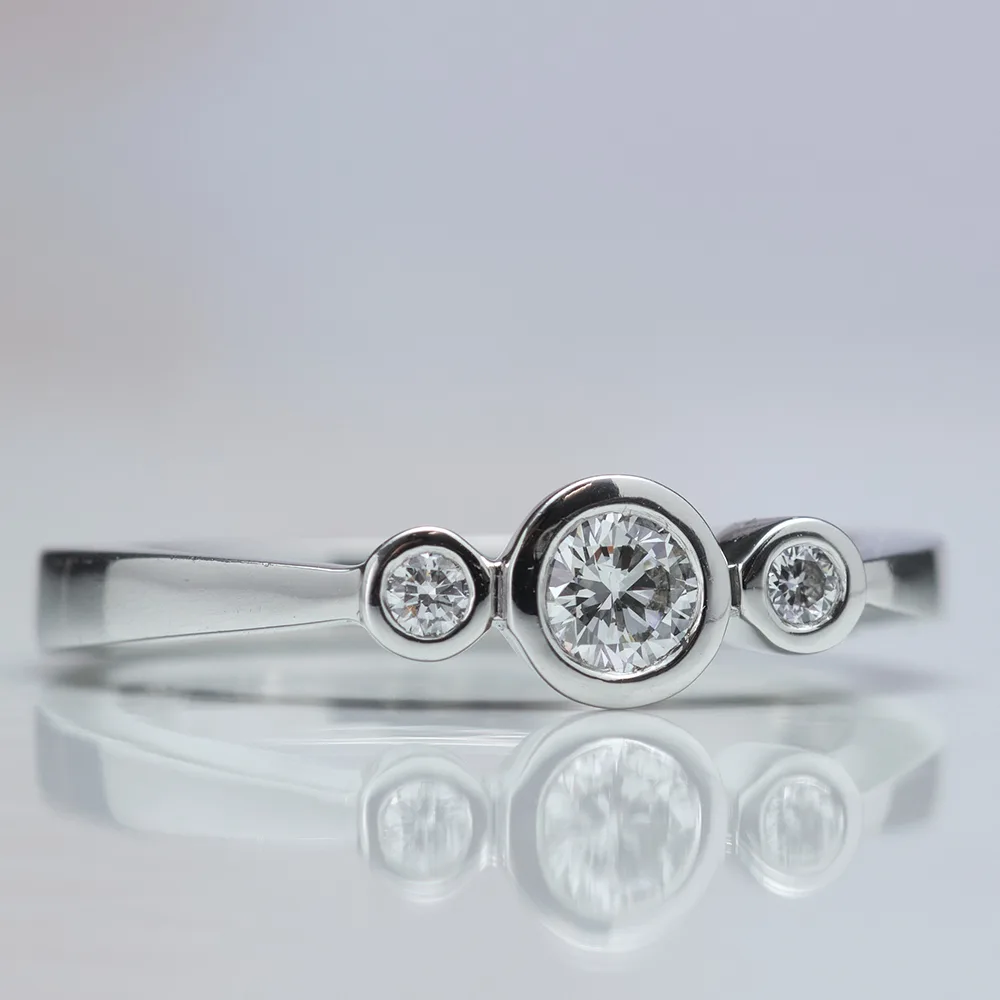 Ring with diamonds in 18k gold — Joyería Liévano
