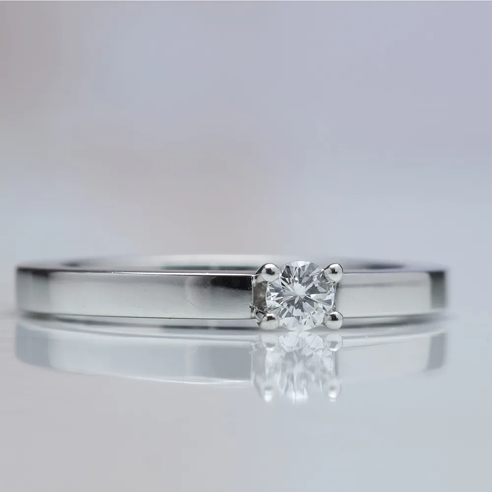 Ring with diamonds in 18k gold — Joyería Liévano