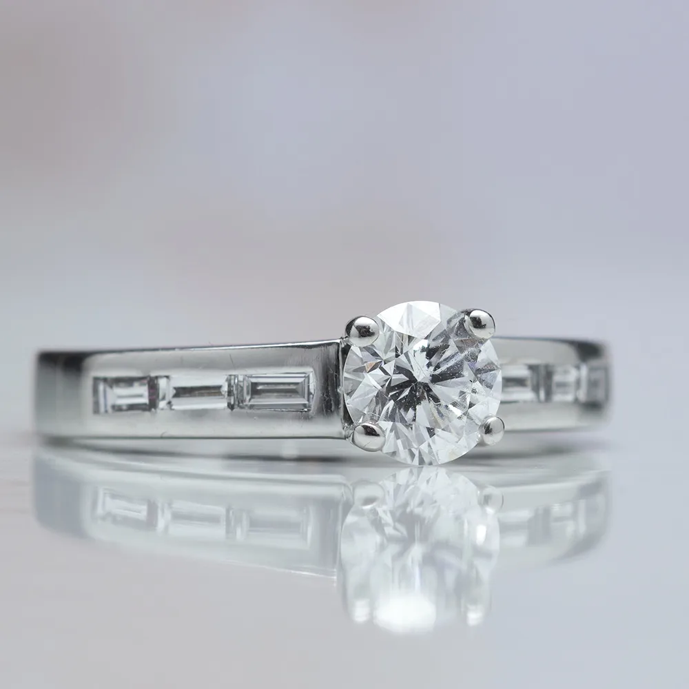 Ring with diamonds in 18k gold — Joyería Liévano