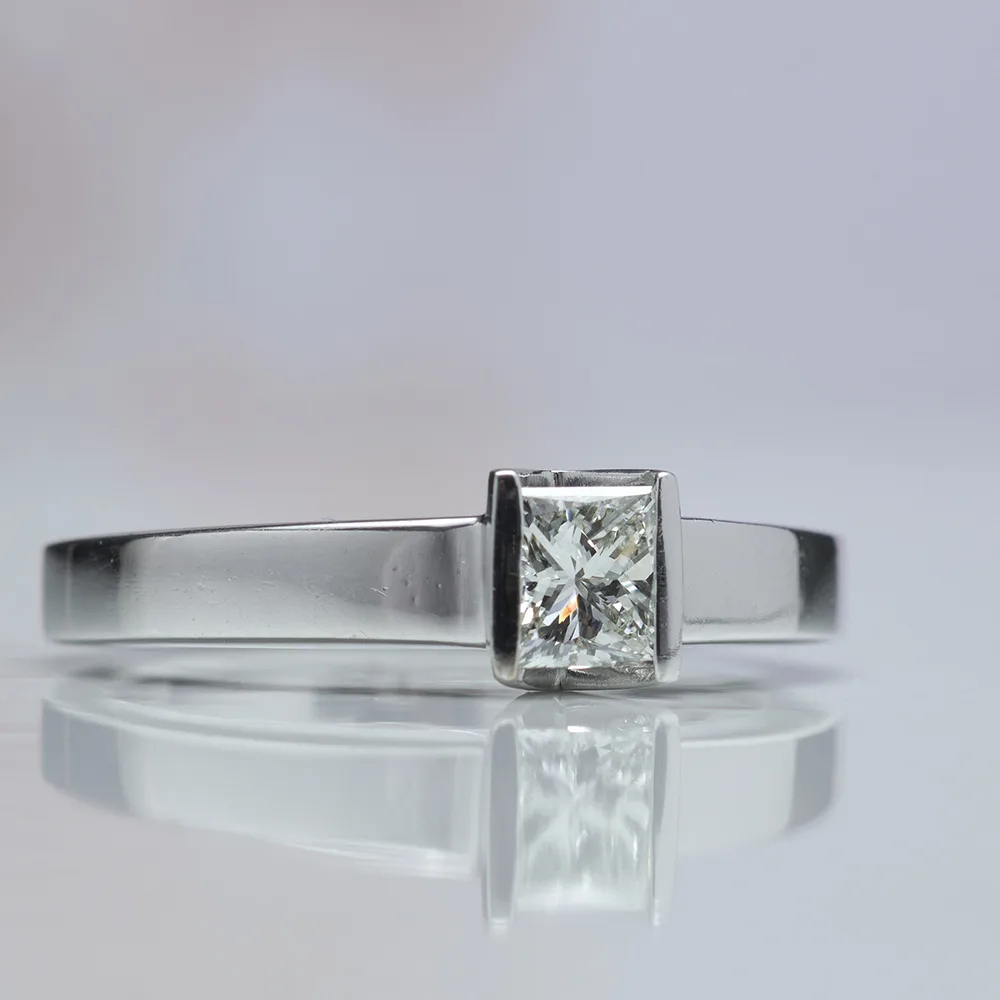 Ring with diamonds in 18k gold — Joyería Liévano