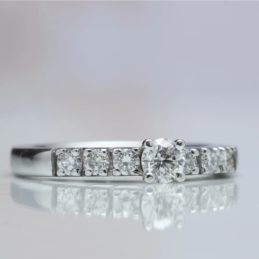 Ring with diamonds in 18k gold — Joyería Liévano