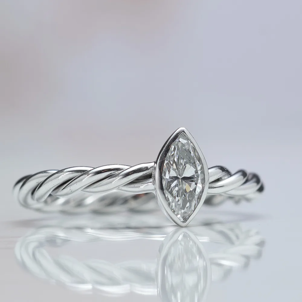 Ring with diamonds in 18k gold — Joyería Liévano