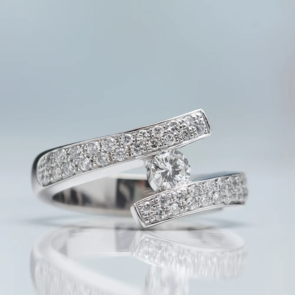 Ring with diamonds in 18k gold — Joyería Liévano