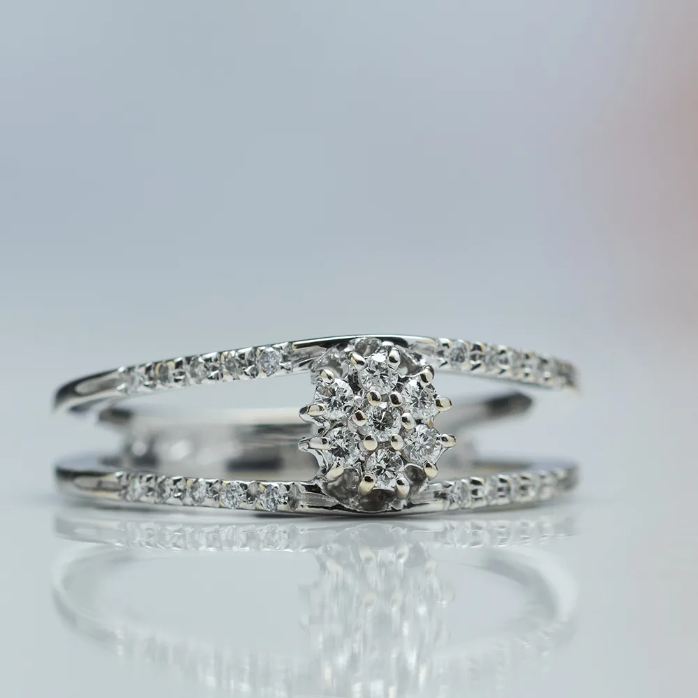 Ring with diamonds in 18k gold — Joyería Liévano