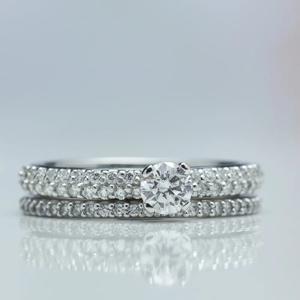Ring with diamonds in 18k gold — Joyería Liévano