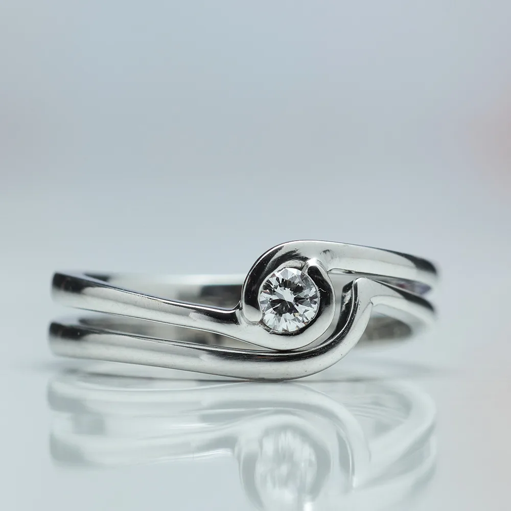 Ring with diamonds in 18k gold — Joyería Liévano