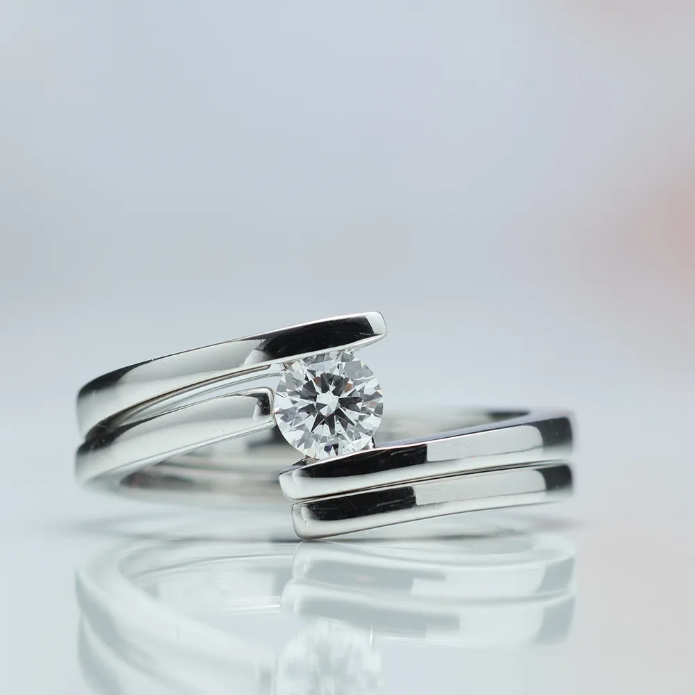 Ring with diamonds in 18k gold — Joyería Liévano