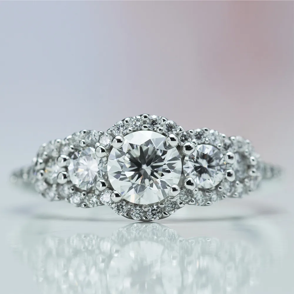 Ring with diamonds in 18k gold — Joyería Liévano