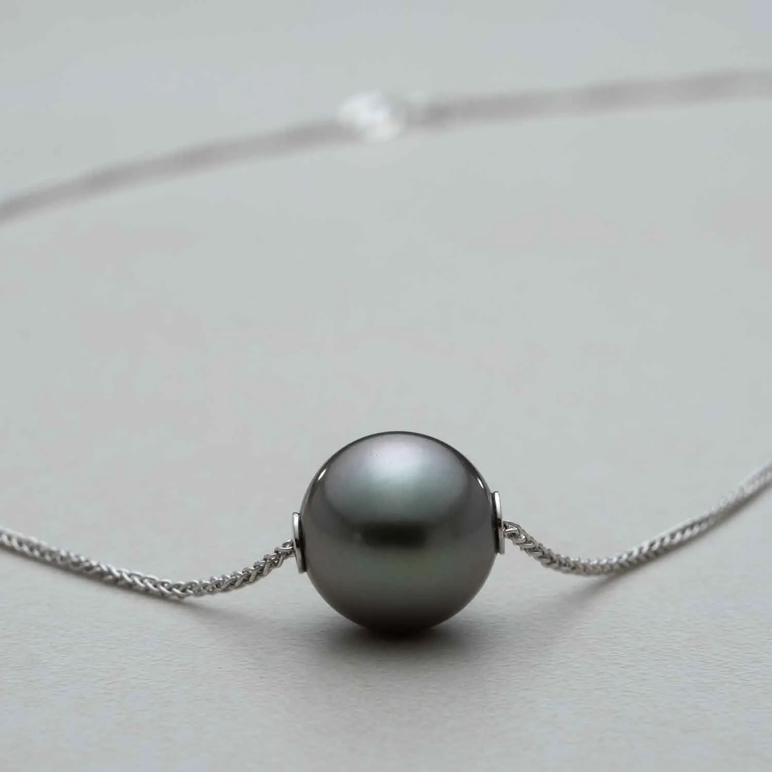 Chain with pearls in 18k gold — Joyería Liévano