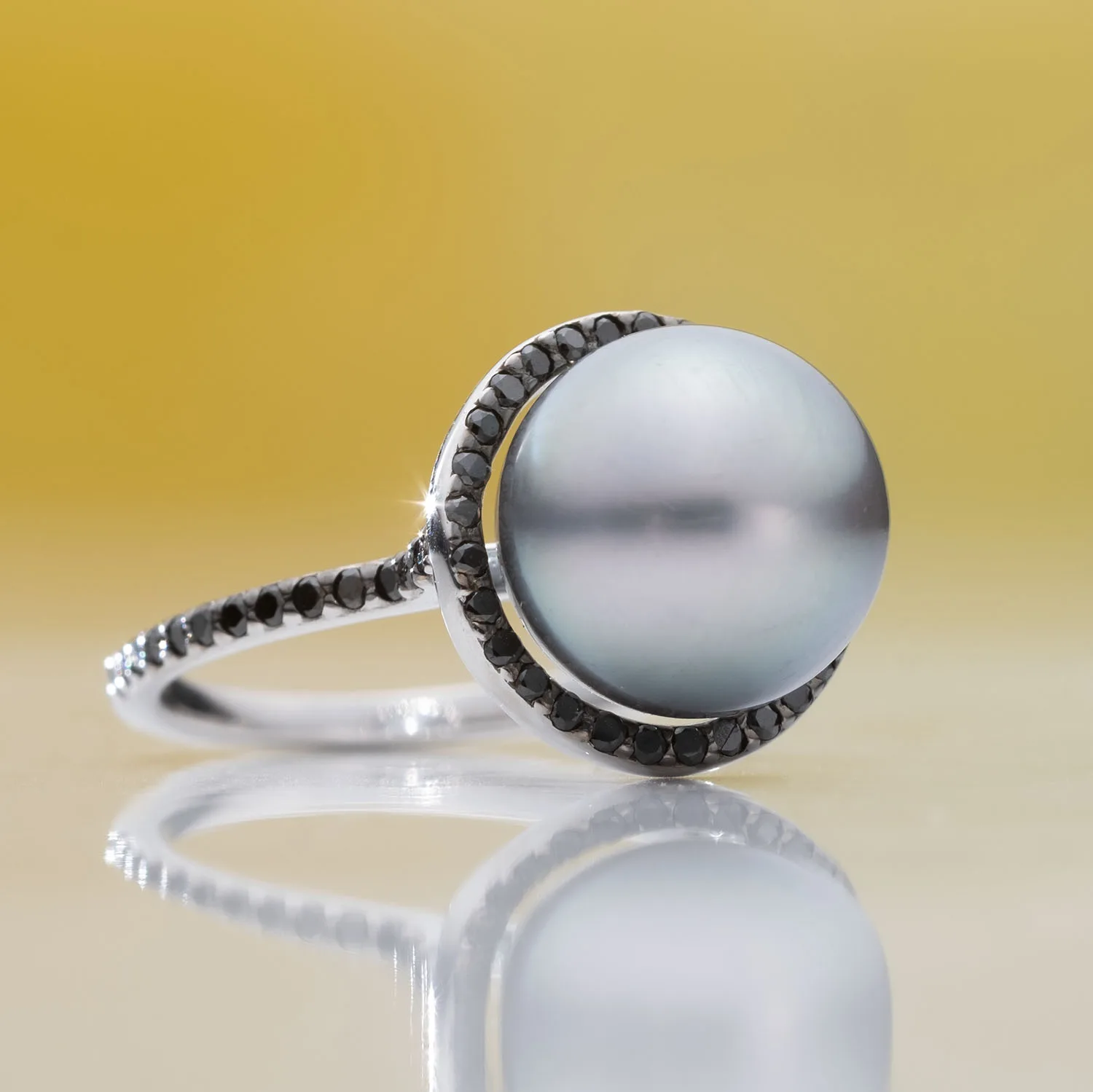 Ring with pearls in 18k gold — Joyería Liévano