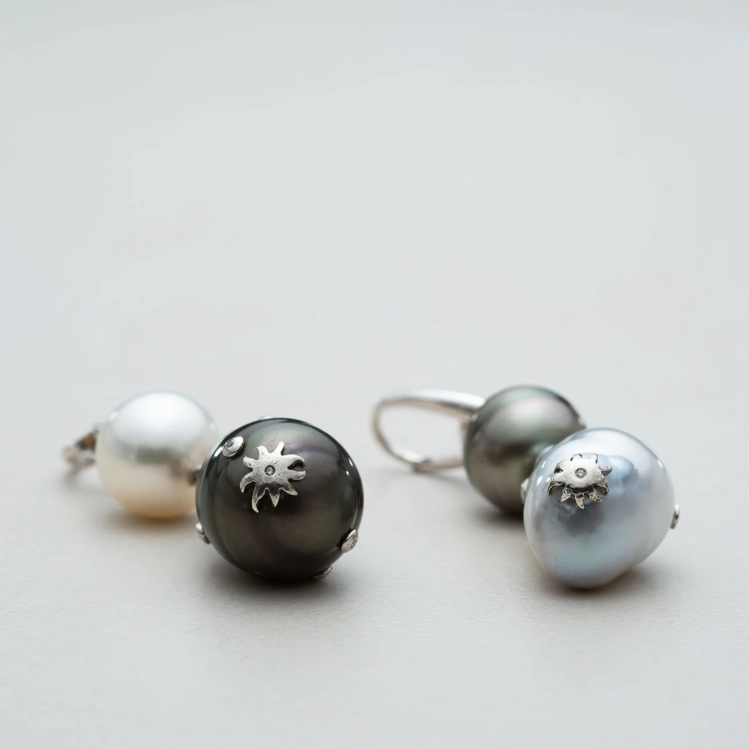 Earrings with pearls in 18k gold — Joyería Liévano