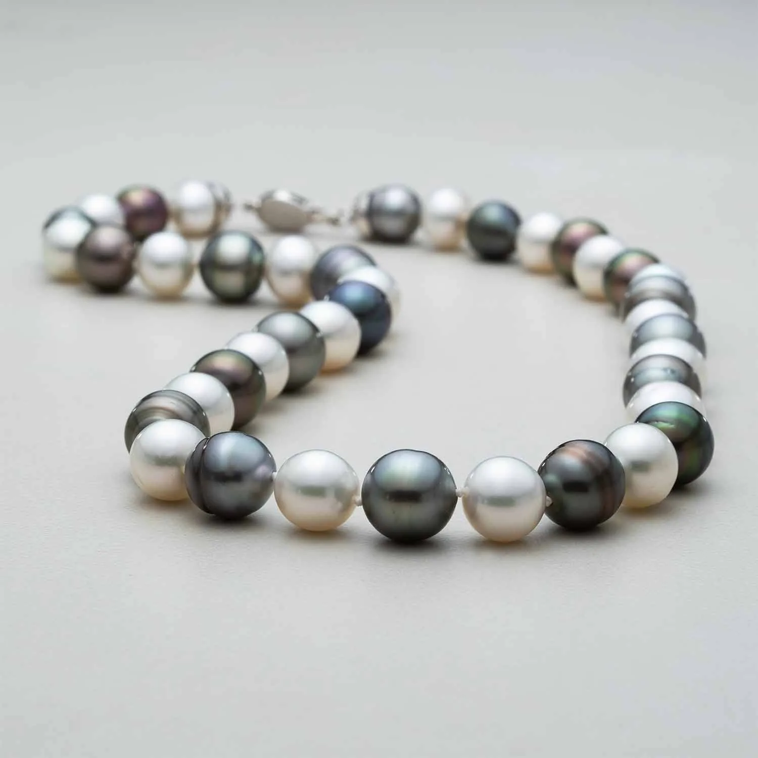 Necklace with pearls in 18k gold — Joyería Liévano
