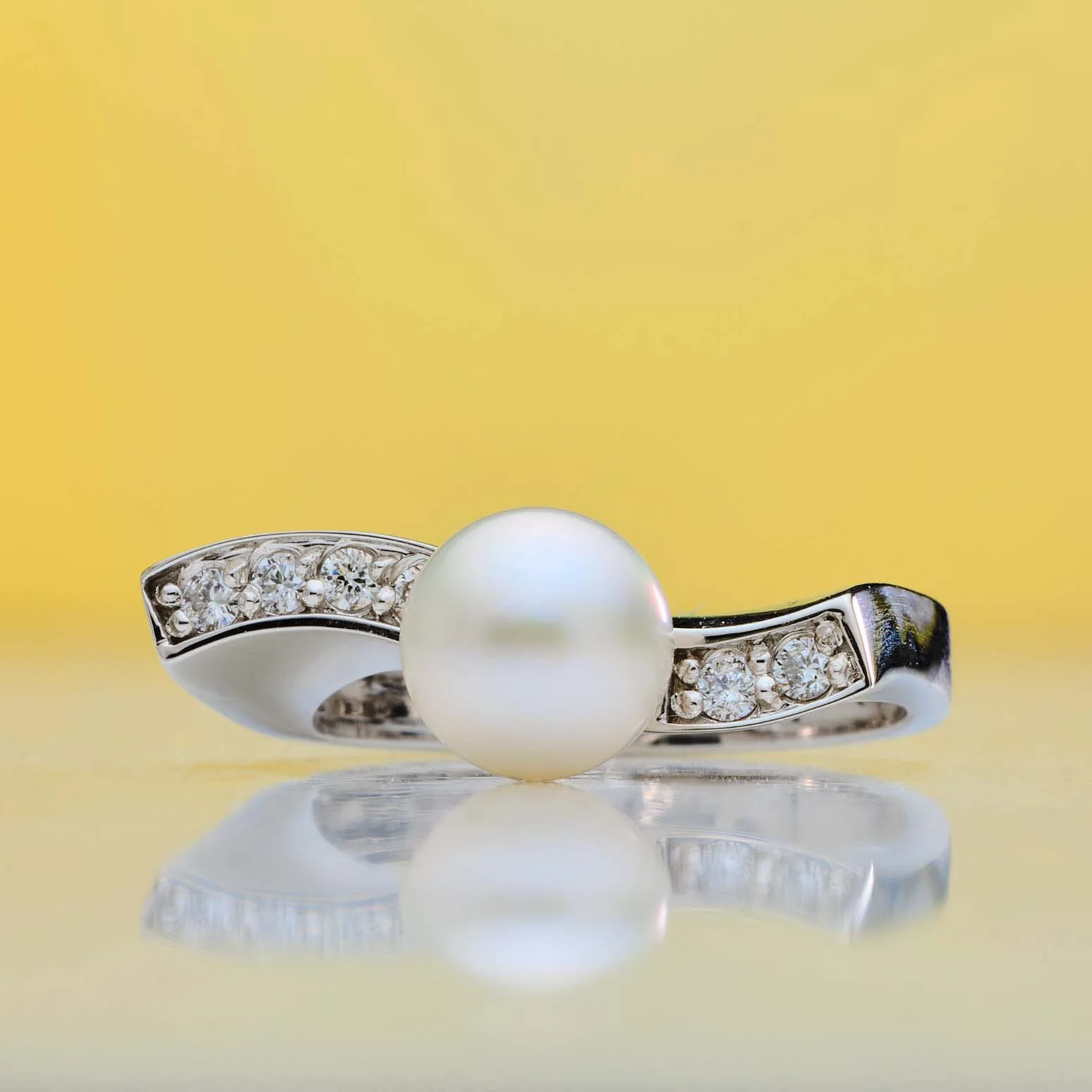 Ring with pearls in 18k gold — Joyería Liévano