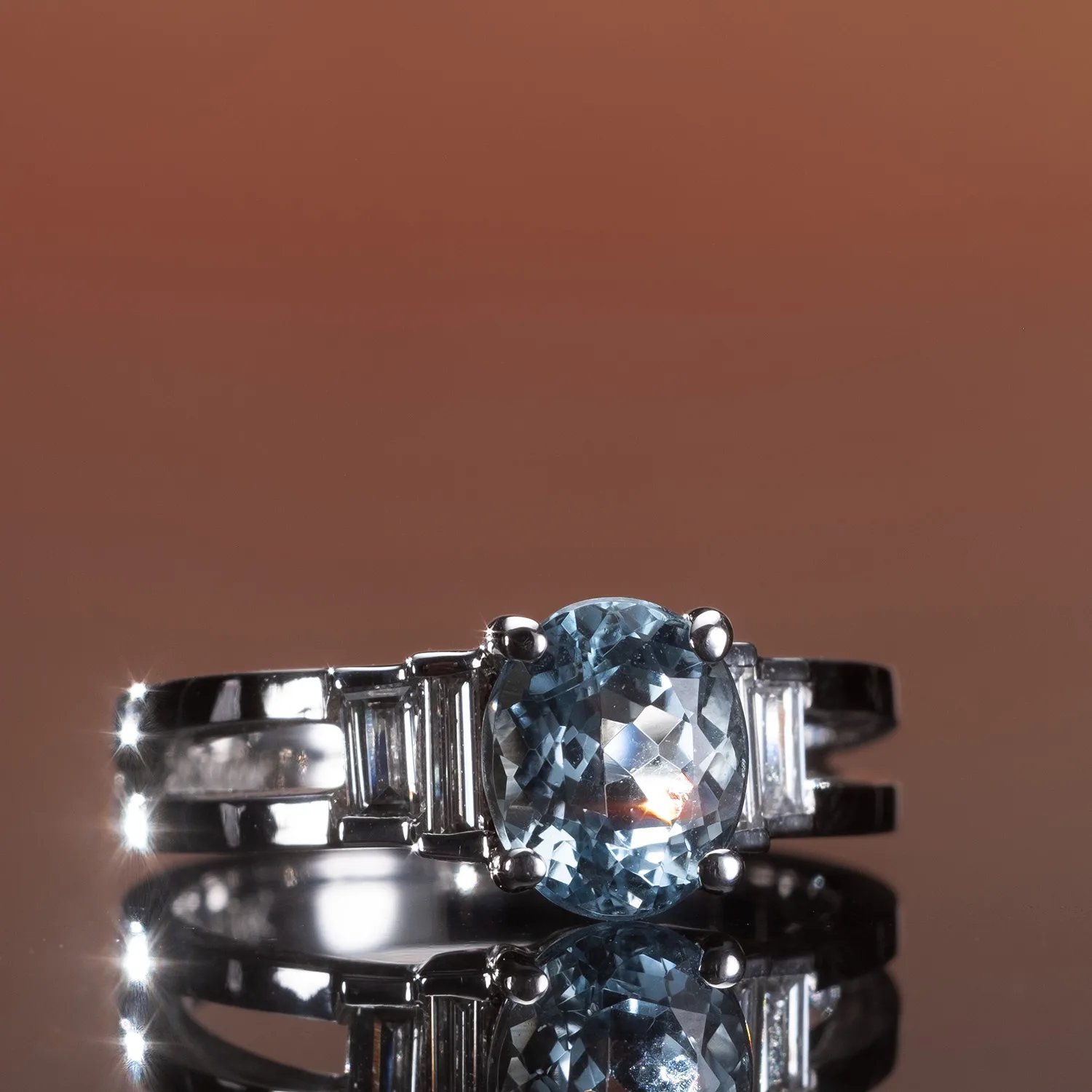 Ring with colored gemstones in 18k gold — Joyería Liévano