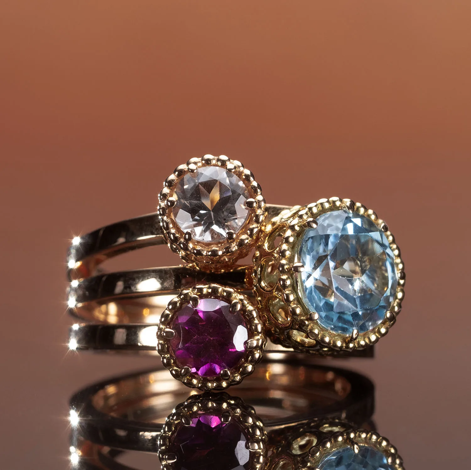 Ring with colored gemstones in 18k gold — Joyería Liévano