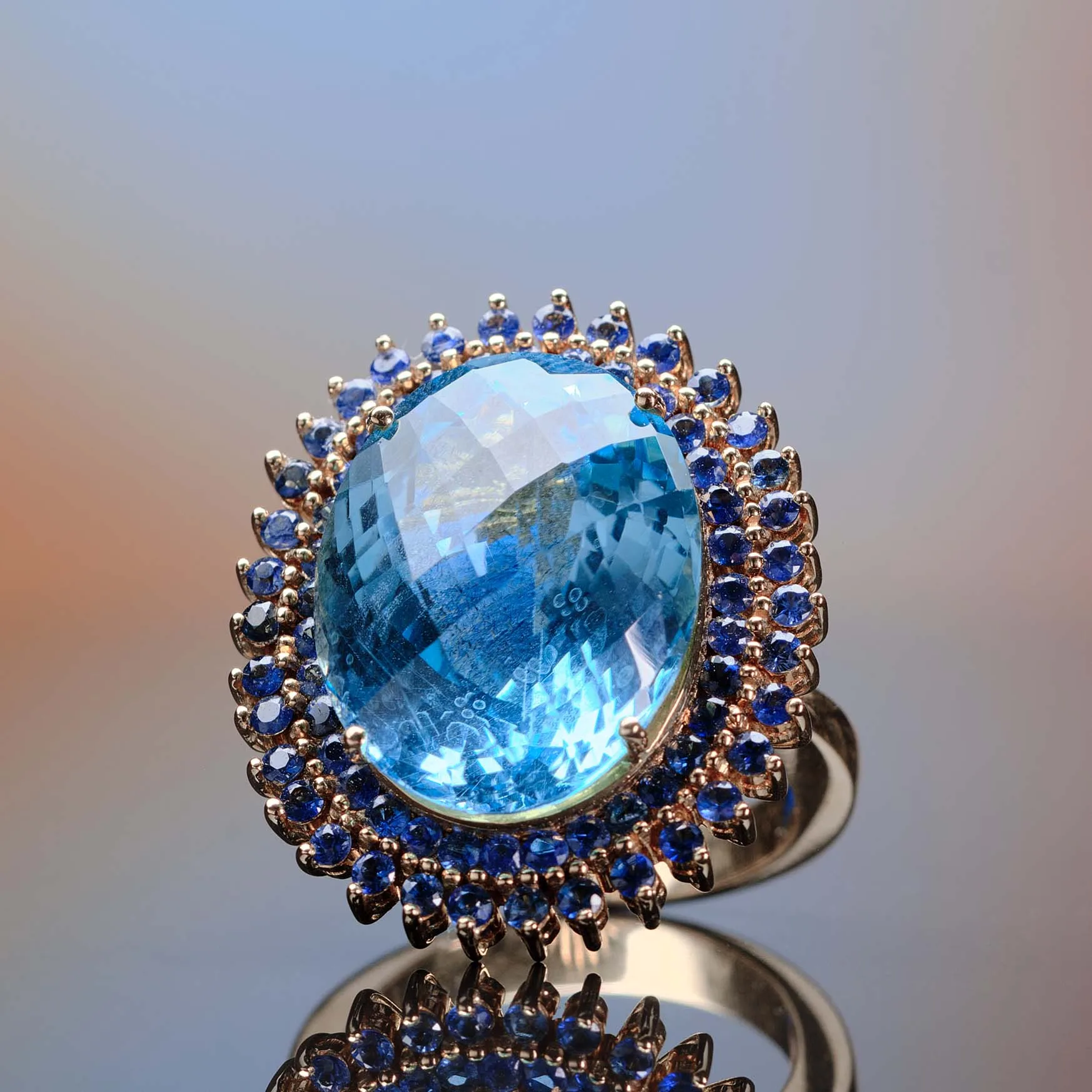 Ring with colored gemstones in 18k gold — Joyería Liévano
