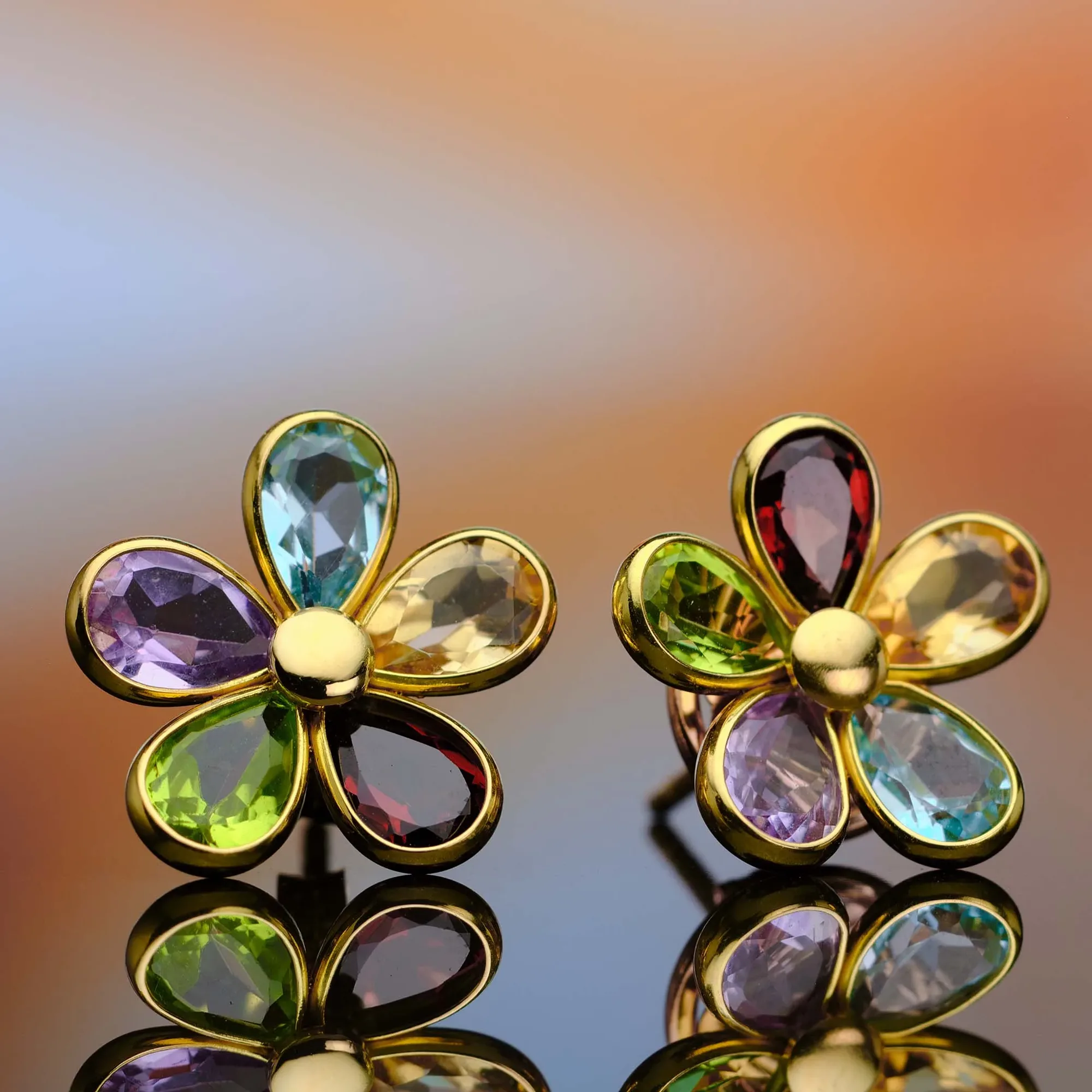 Earrings with colored gemstones in 18k gold — Joyería Liévano