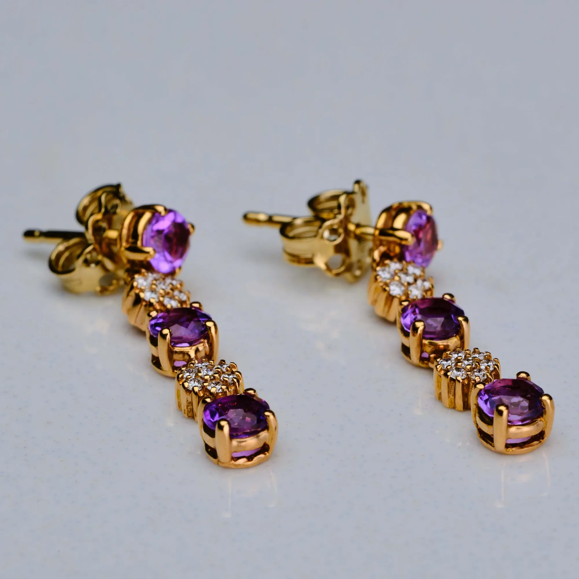 Earrings with colored gemstones in 18k gold — Joyería Liévano