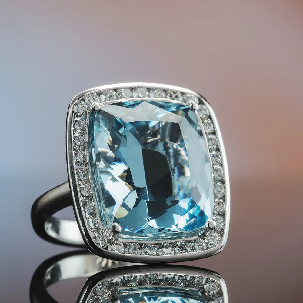 Ring with colored gemstones in 18k gold — Joyería Liévano