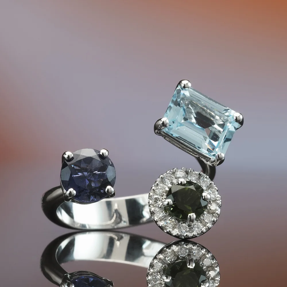 Ring with colored gemstones in 18k gold — Joyería Liévano