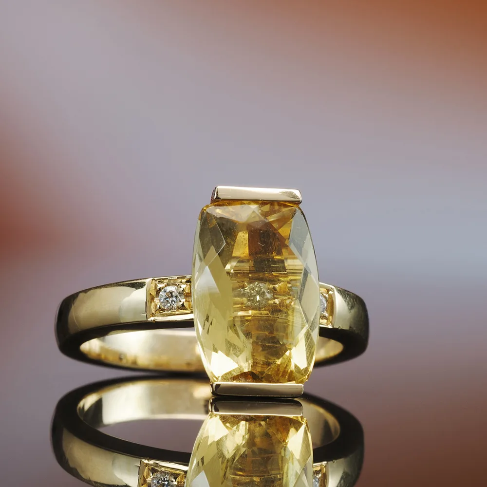 Ring with colored gemstones in 18k gold — Joyería Liévano