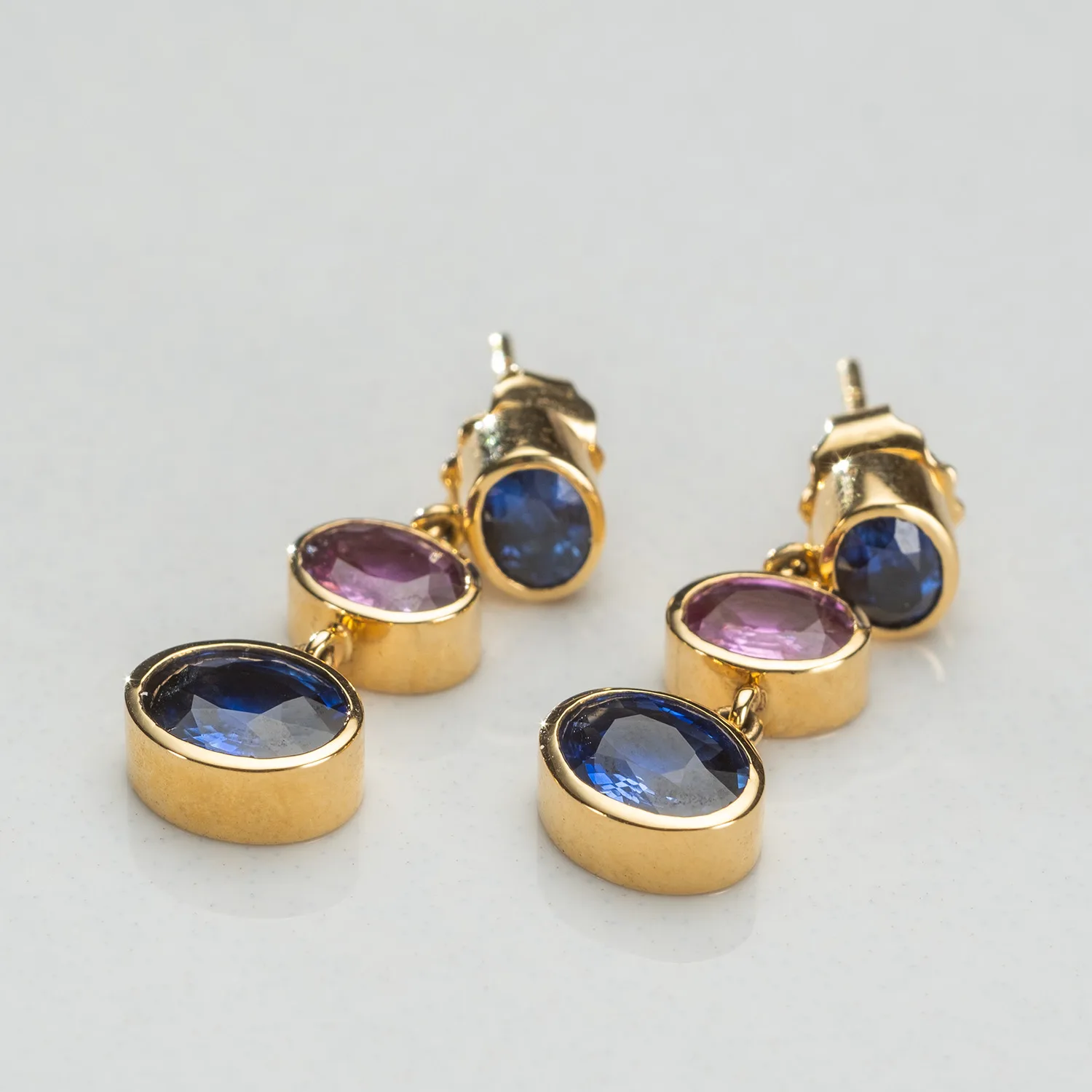 Earrings with colored gemstones in 18k gold — Joyería Liévano
