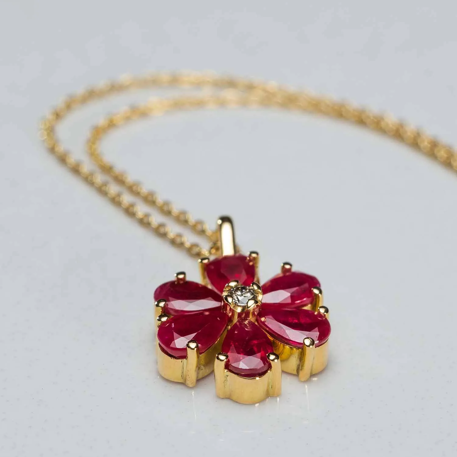 Pendant with rubies in 18k gold — Joyería Liévano