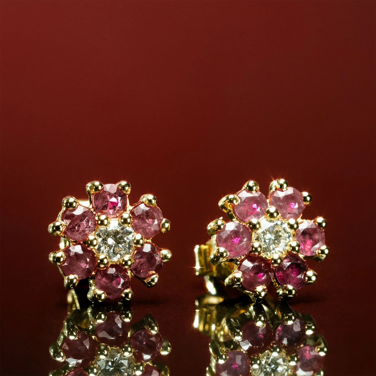 Earrings with rubies in 18k gold — Joyería Liévano