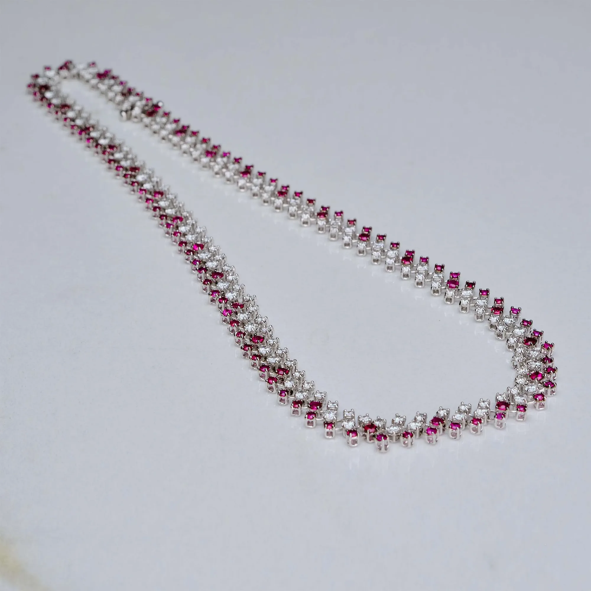 Piece with rubies in 18k gold — Joyería Liévano