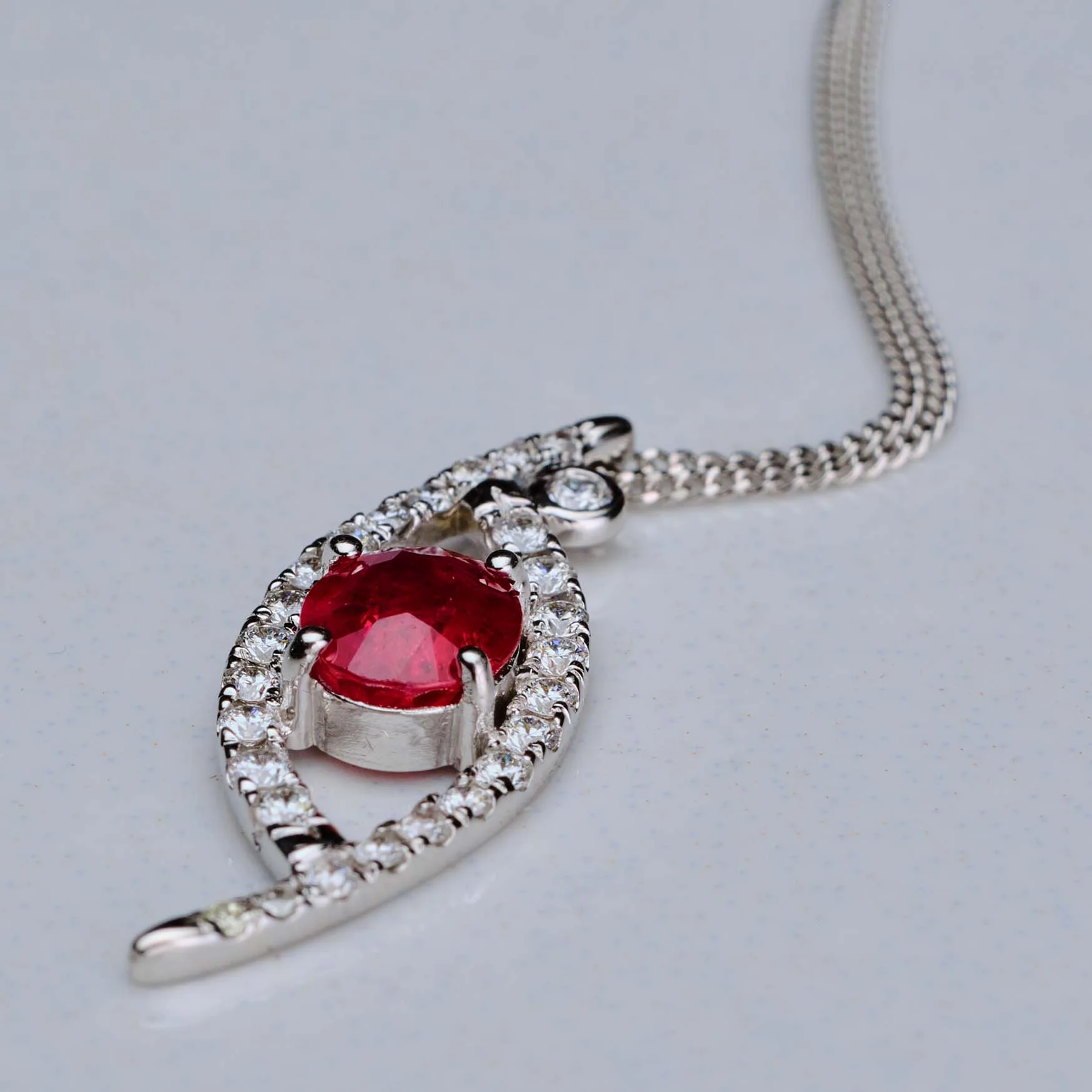 Pendant with rubies in 18k gold — Joyería Liévano