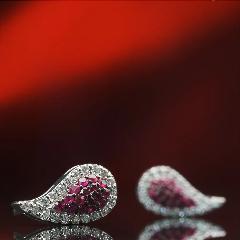 Brooch with rubies in 18k gold — Joyería Liévano