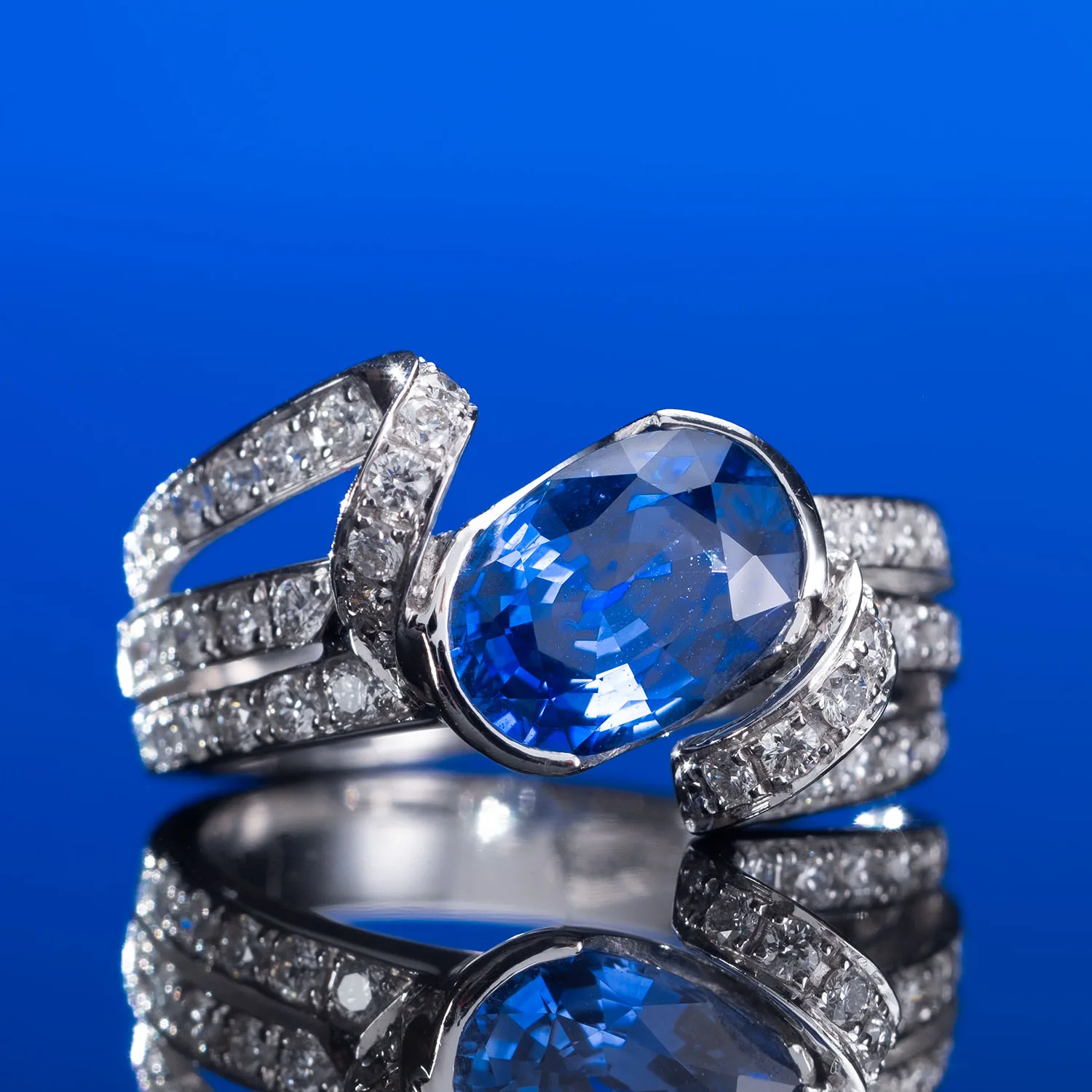 Ring with sapphires in 18k gold — Joyería Liévano