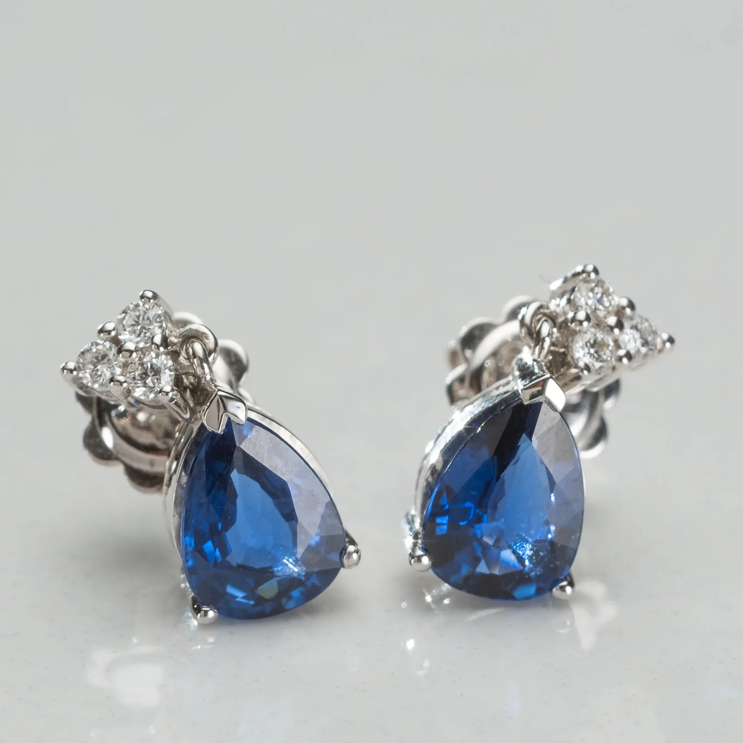 Earrings with sapphires in 18k gold — Joyería Liévano