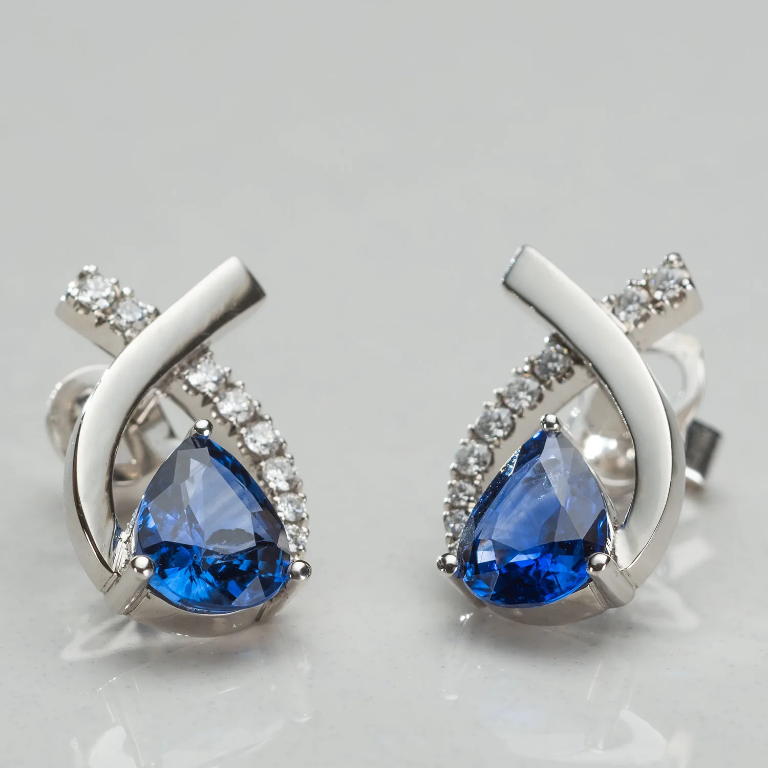 Earrings with sapphires in 18k gold — Joyería Liévano