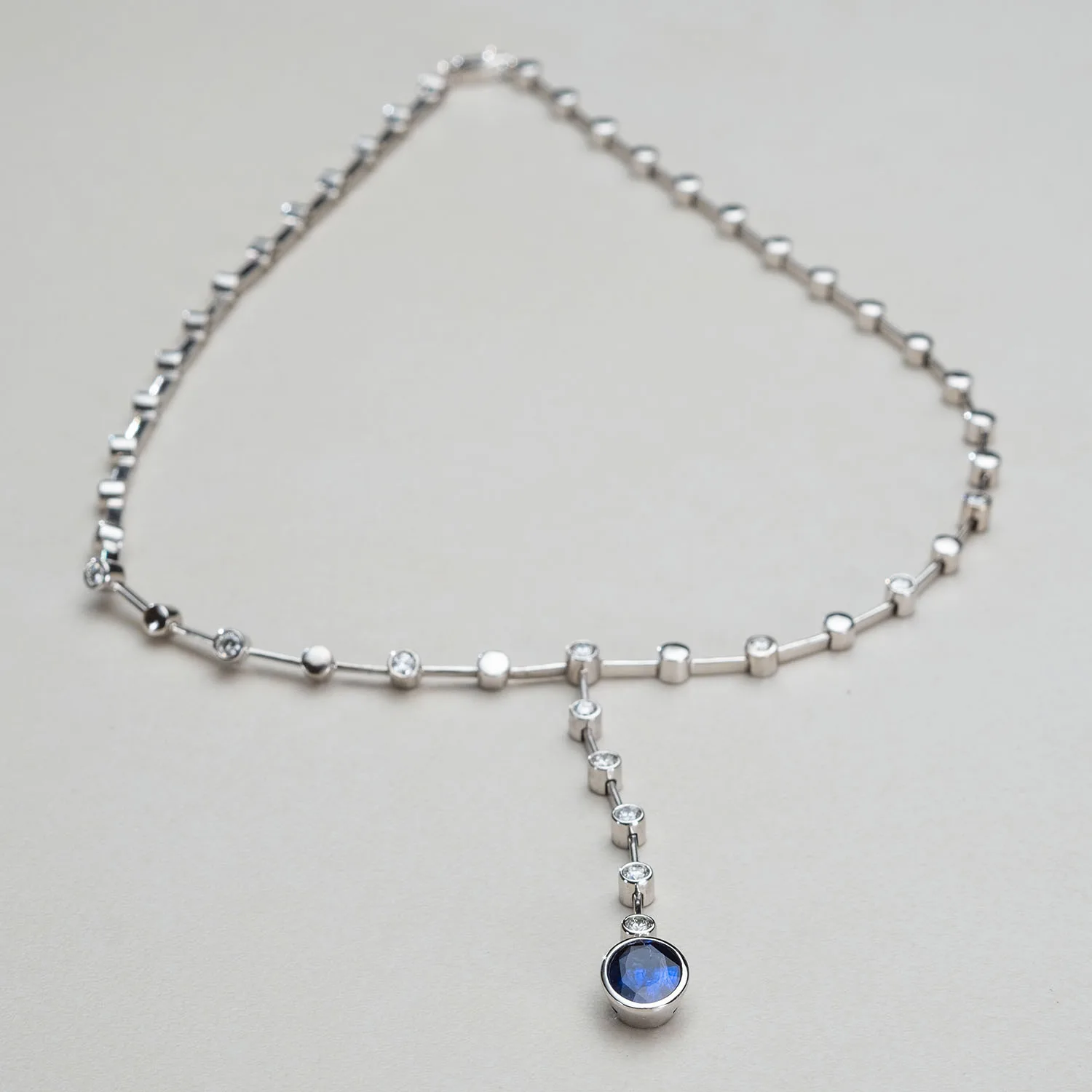 Necklace with sapphires in 18k gold — Joyería Liévano