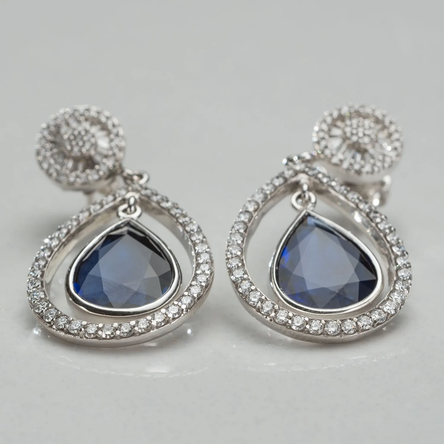 Earrings with sapphires in 18k gold — Joyería Liévano