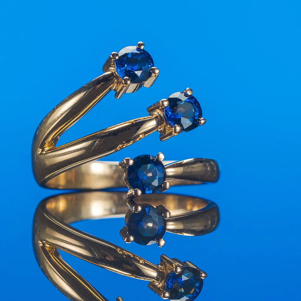 Ring with sapphires in 18k gold — Joyería Liévano