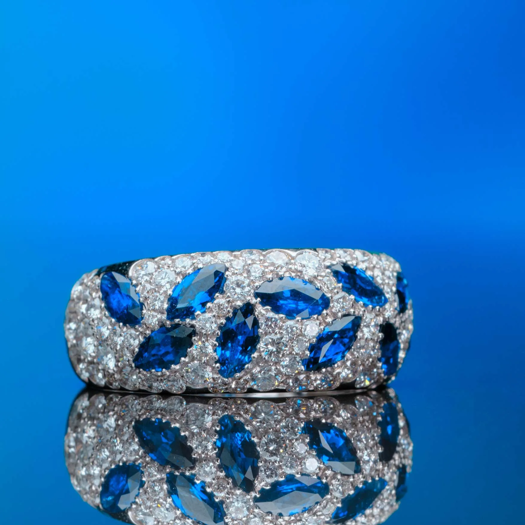 Ring with sapphires in 18k gold — Joyería Liévano