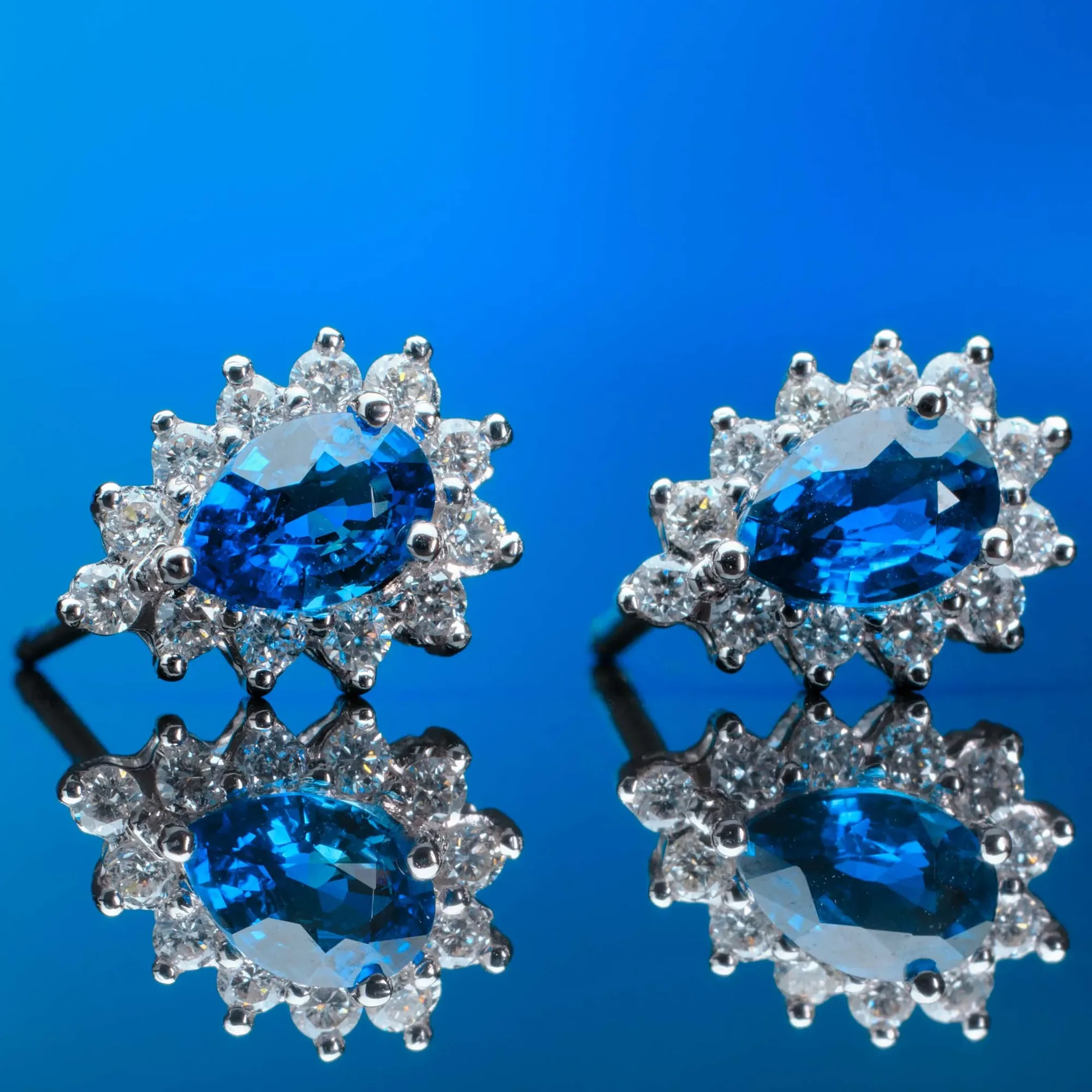 Earrings with sapphires in 18k gold — Joyería Liévano