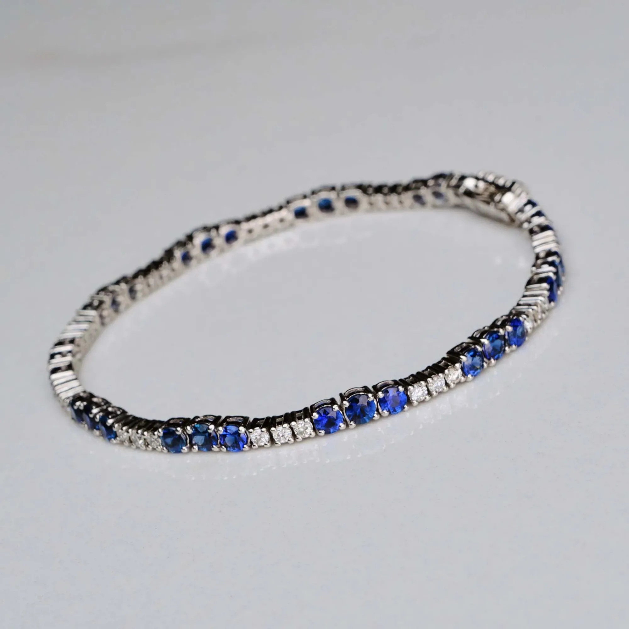 Bracelet with sapphires in 18k gold — Joyería Liévano