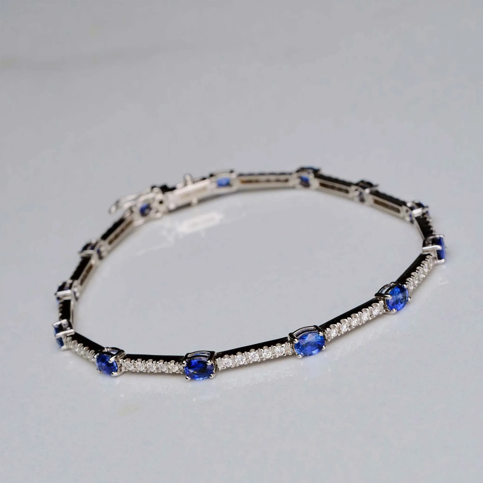 Bracelet with sapphires in 18k gold — Joyería Liévano
