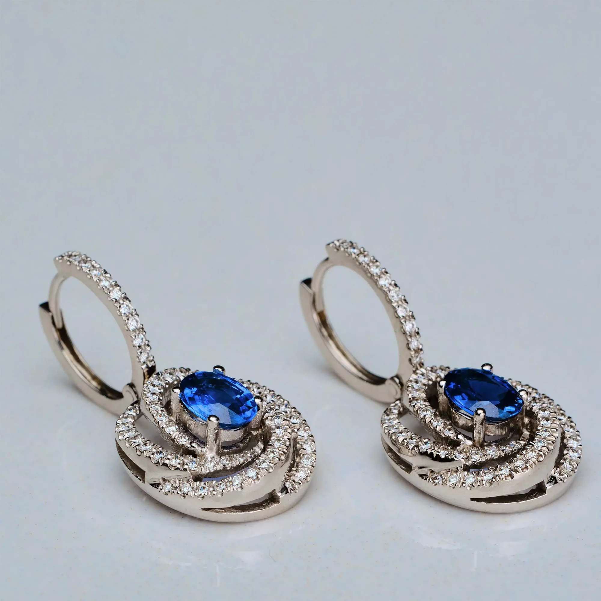 Earrings with sapphires in 18k gold — Joyería Liévano