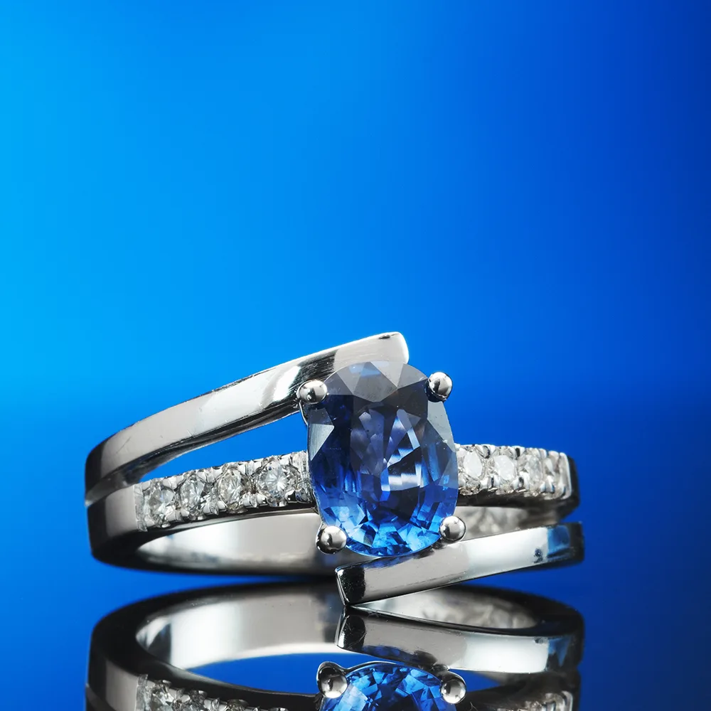 Ring with sapphires in 18k gold — Joyería Liévano