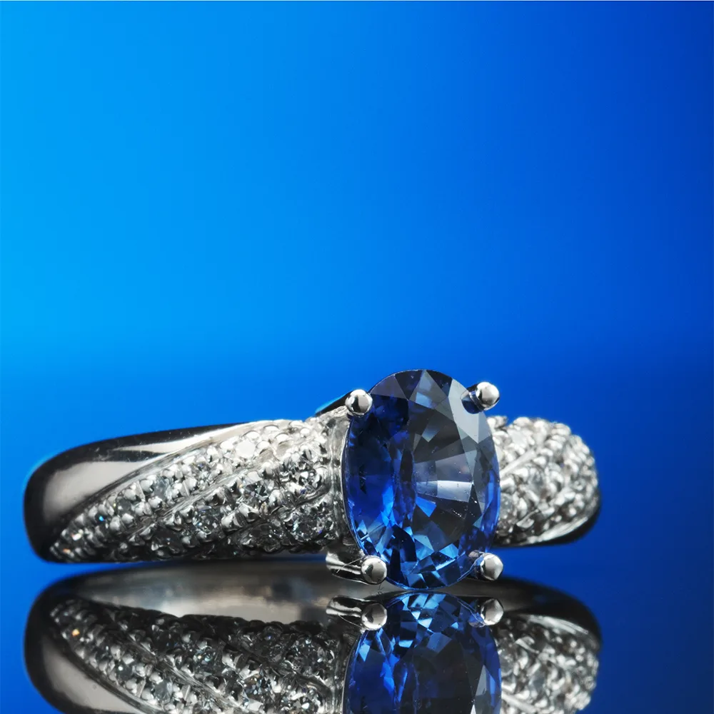 Ring with sapphires in 18k gold — Joyería Liévano