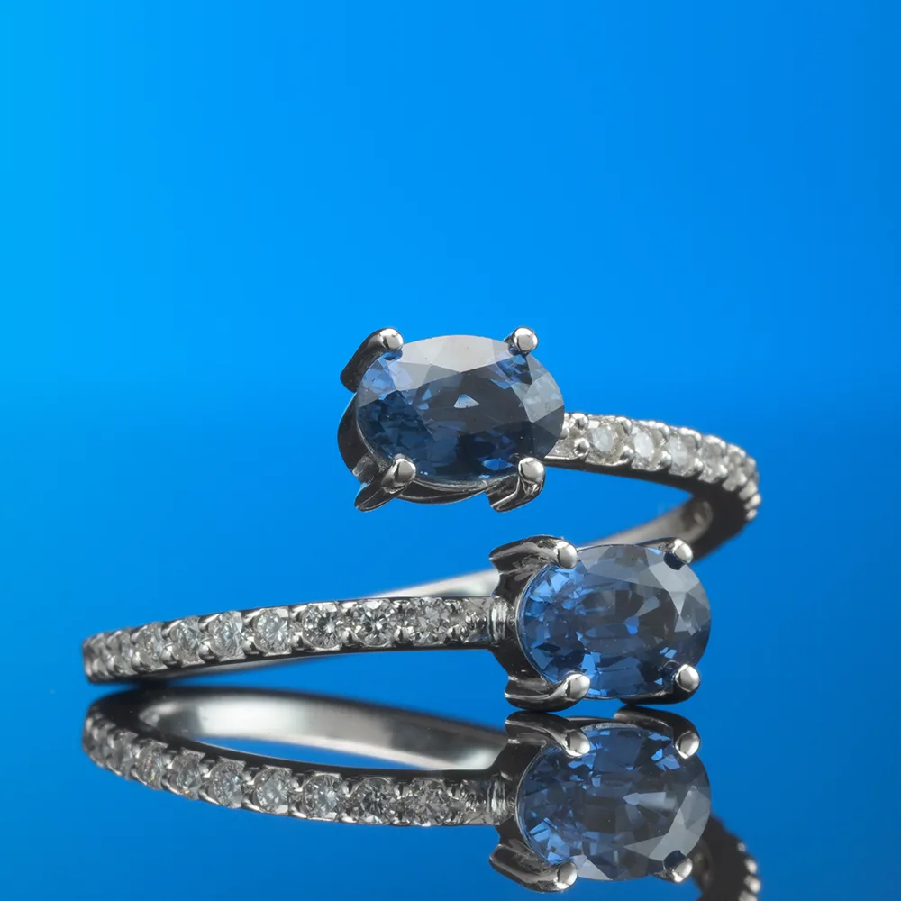 Ring with sapphires in 18k gold — Joyería Liévano