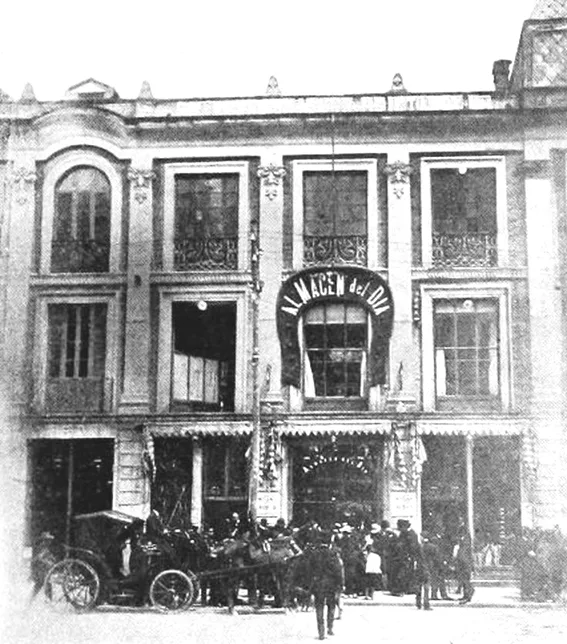 Fachada del Almacén del Día en el Palacio Liévano sobre la Plaza de Bolívar, hacia 1903