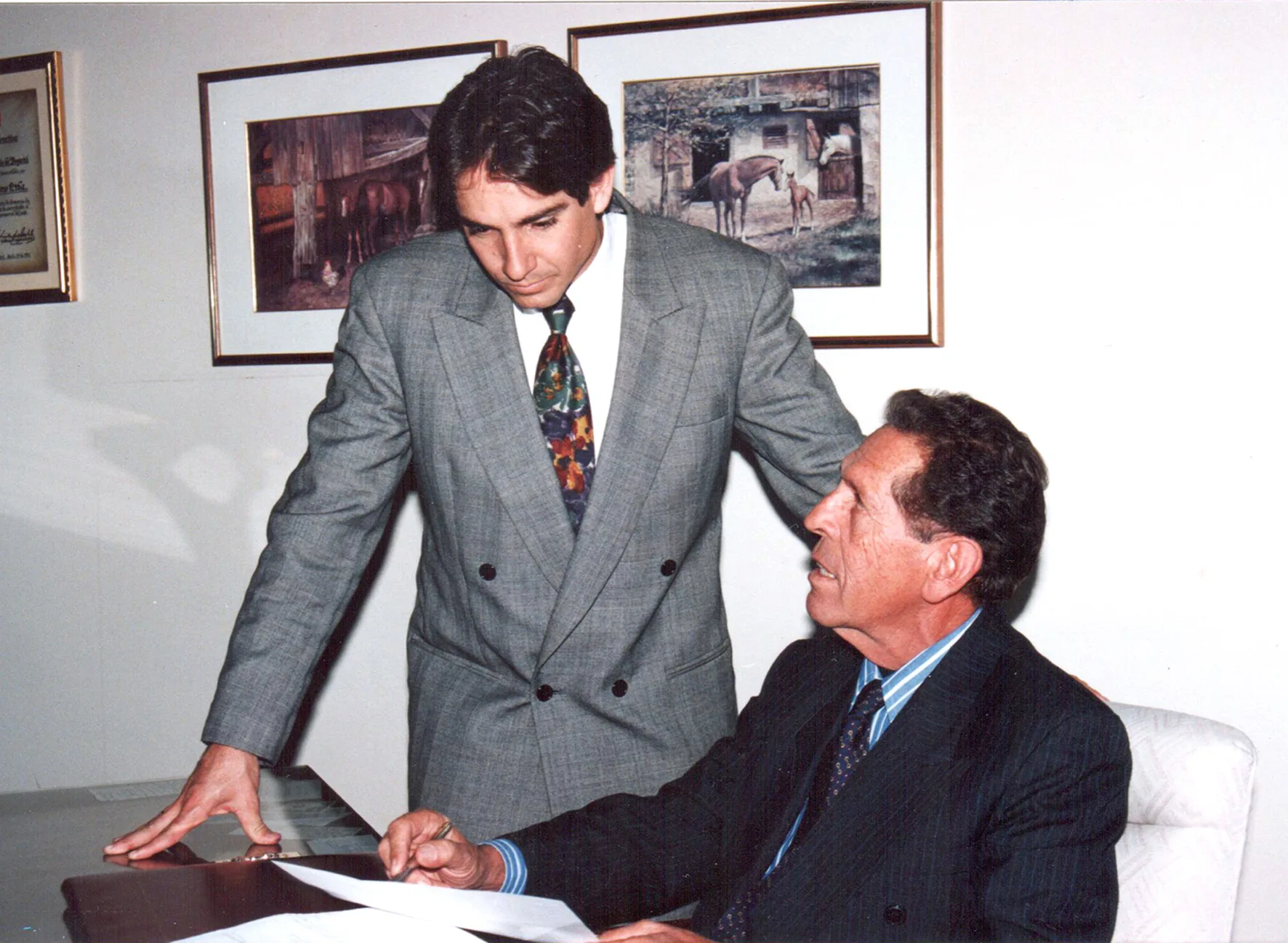 Camilo e Ignacio Liévano trabajando en la oficina, hacia 2000