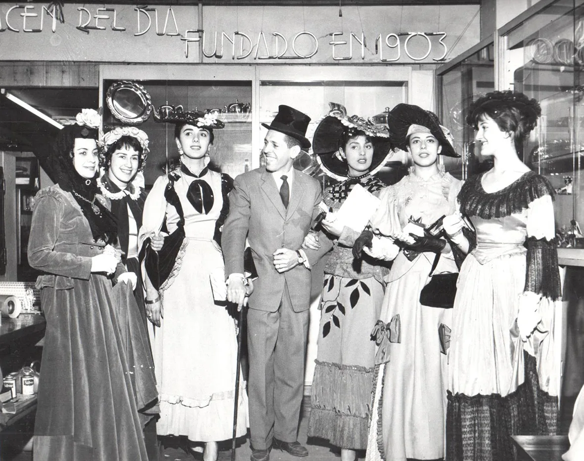 Ignacio Liévano en el Almacén del Día con un grupo de damas elegantes, hacia 1960