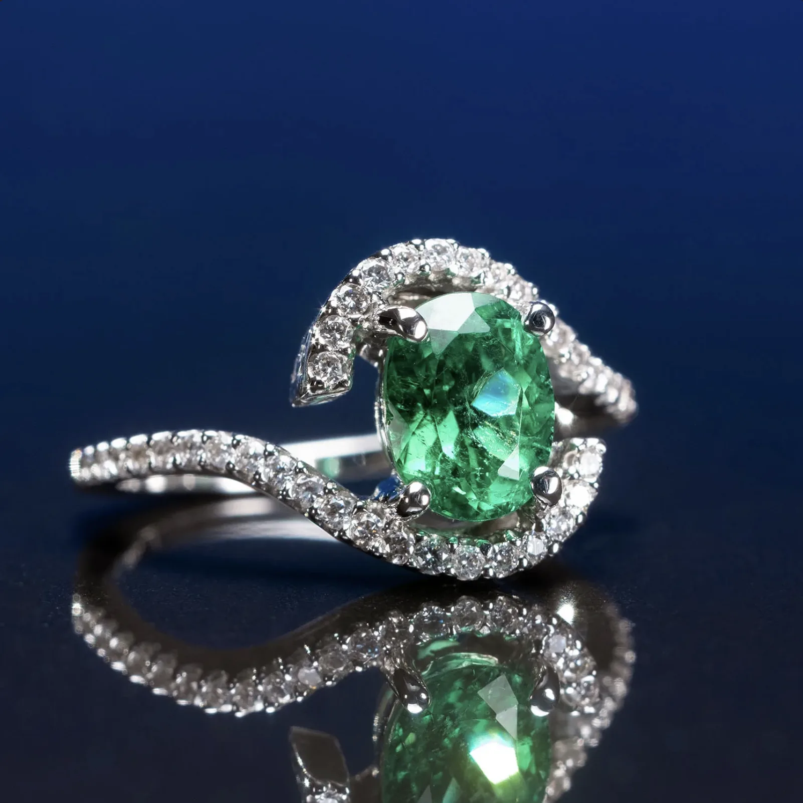 Anillo de esmeralda colombiana con diamantes en oro blanco — Joyería Liévano
