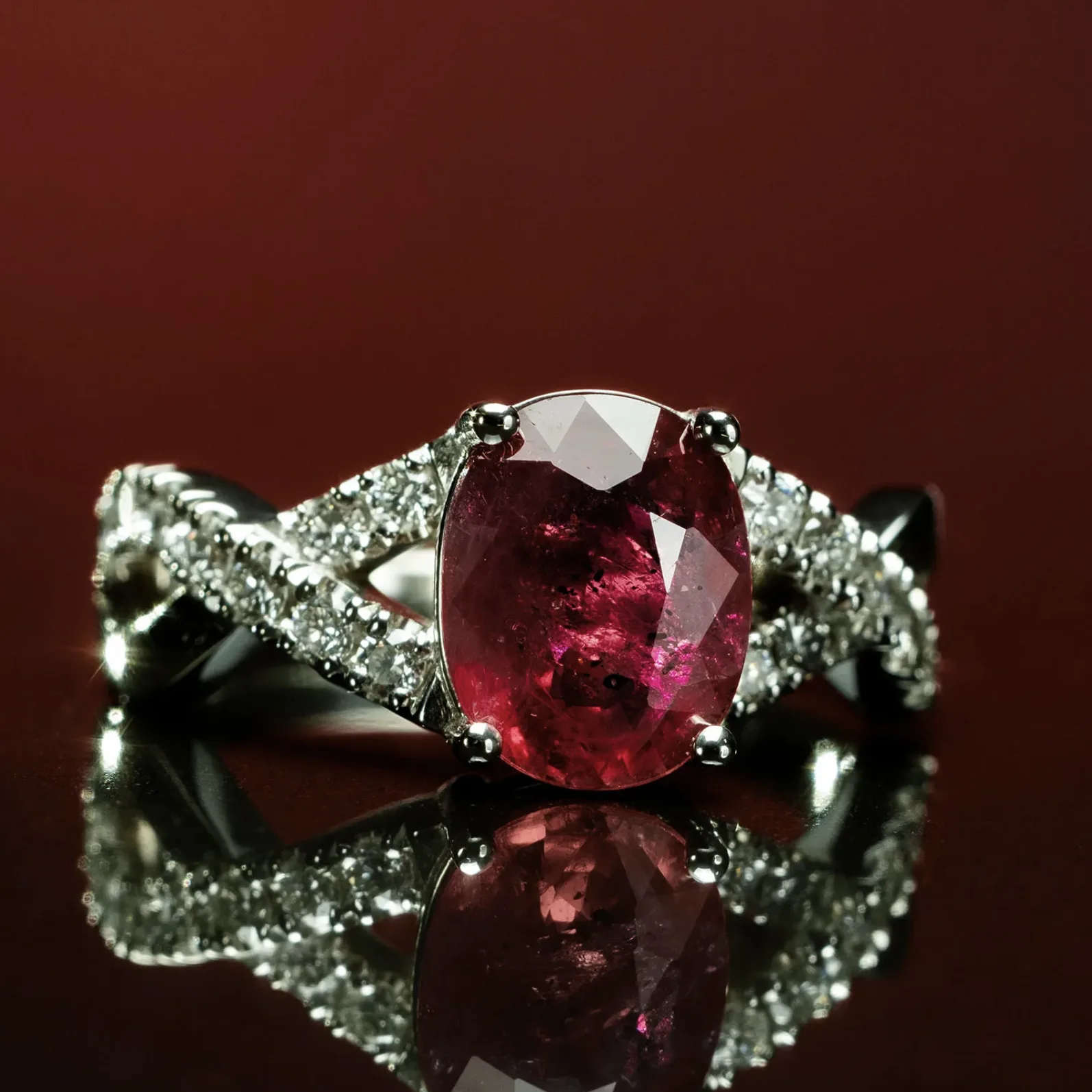 Anillo de rubí con diamantes en oro blanco — Joyería Liévano